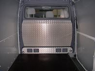 04_protector de separador de carga en aluminio damero en Sprinter Mercedes